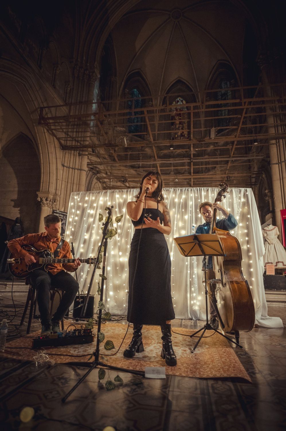 Trío acústico en el Templo Escondido