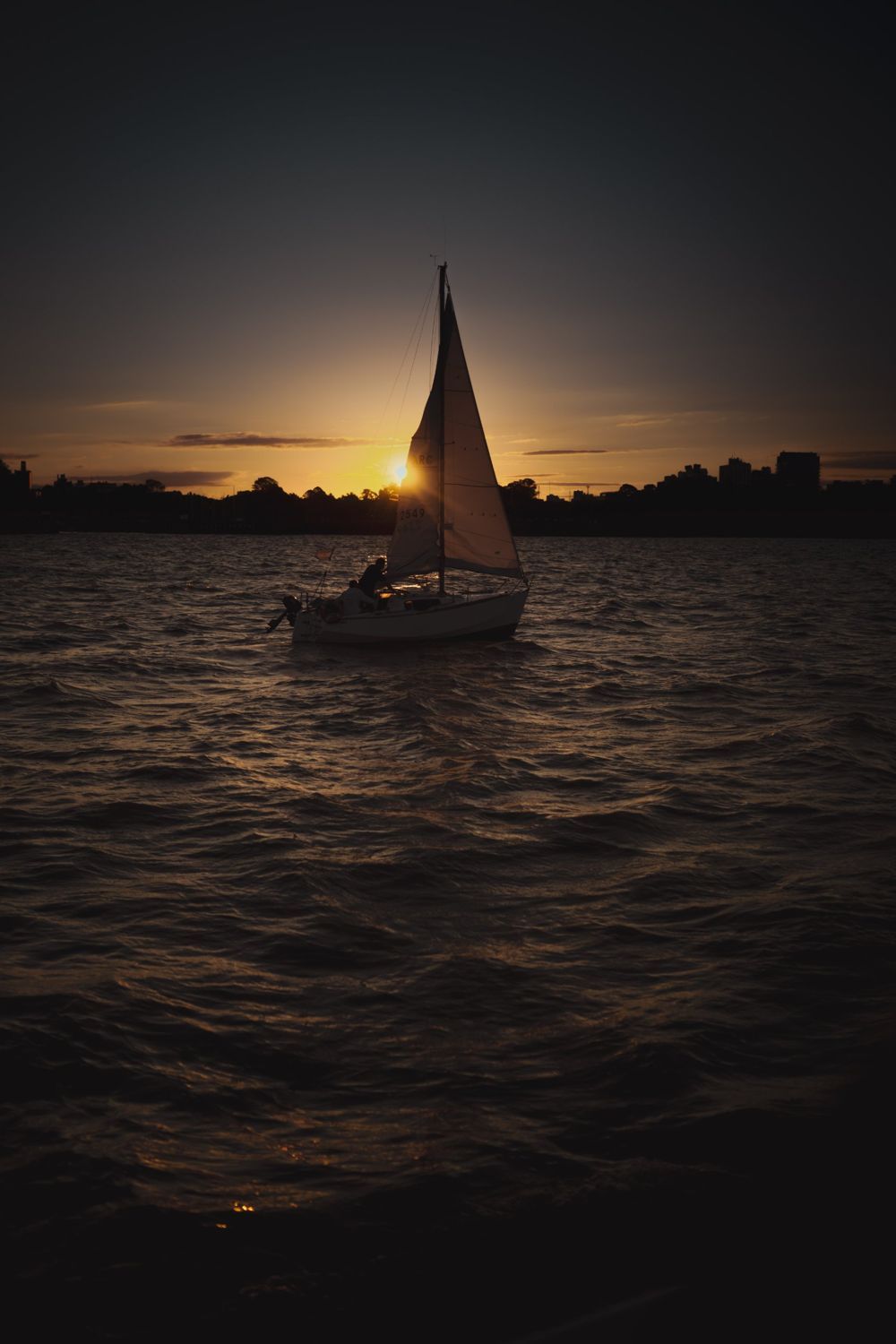 Velero navegando al atardecer